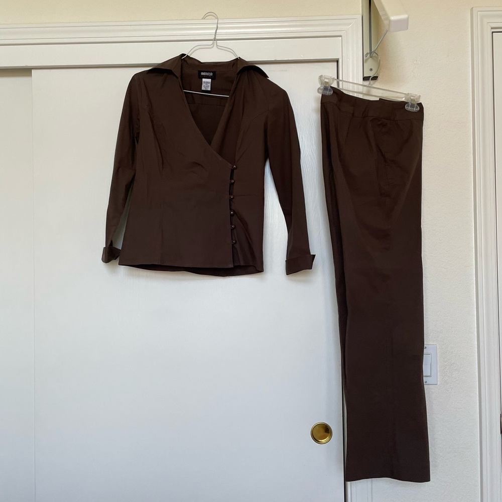 Brown pantsuit with stretchy material size 6, excellent condition